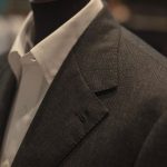 A closer look on this dark charcoal prince of wales jacket made from @standeven1885 high twist e (1)