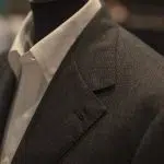 A closer look on this dark charcoal prince of wales jacket made from @standeven1885 high twist e (1)
